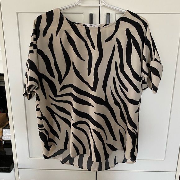 NWOT Reitmans Woven Zebra-Print Short Sleeve Top in Black and Cream - Picture 4 of 4
